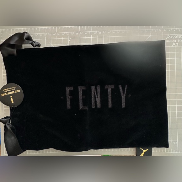 FENTY Black Velvet Drawstring Bag NWT - Picture 4 of 4
